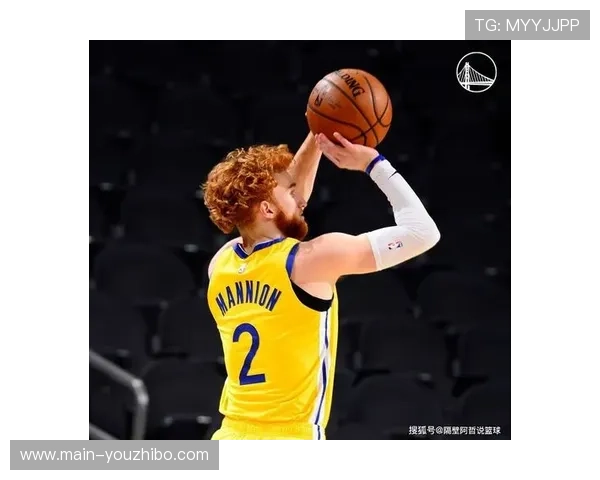 勇士无核体系下传切运转，手递手配合与无球跑动维持进攻流畅度